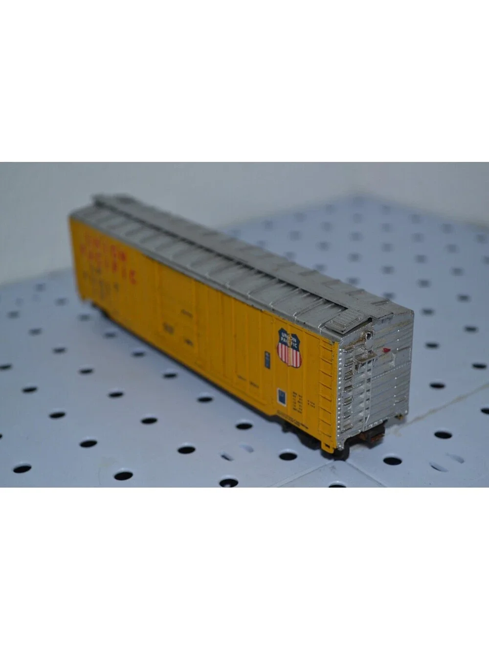AS IS Athearn HO Scale 50' Union Pacific 461153 Outside Braced Box Car #1342